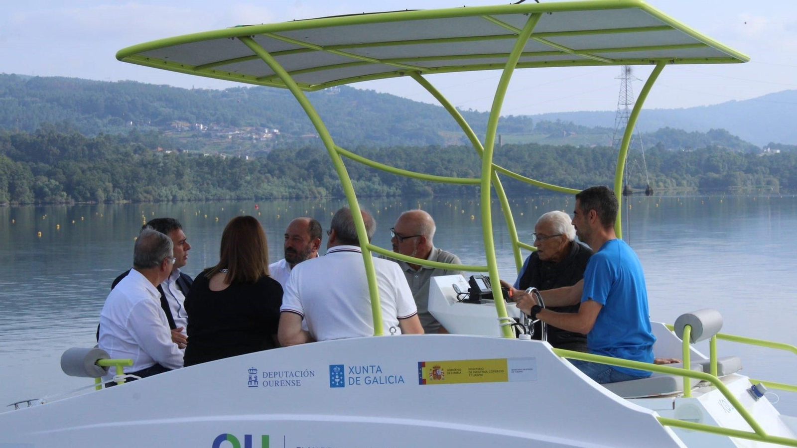Presentación del ecobarco "xouva" en Castrelo de Miño
