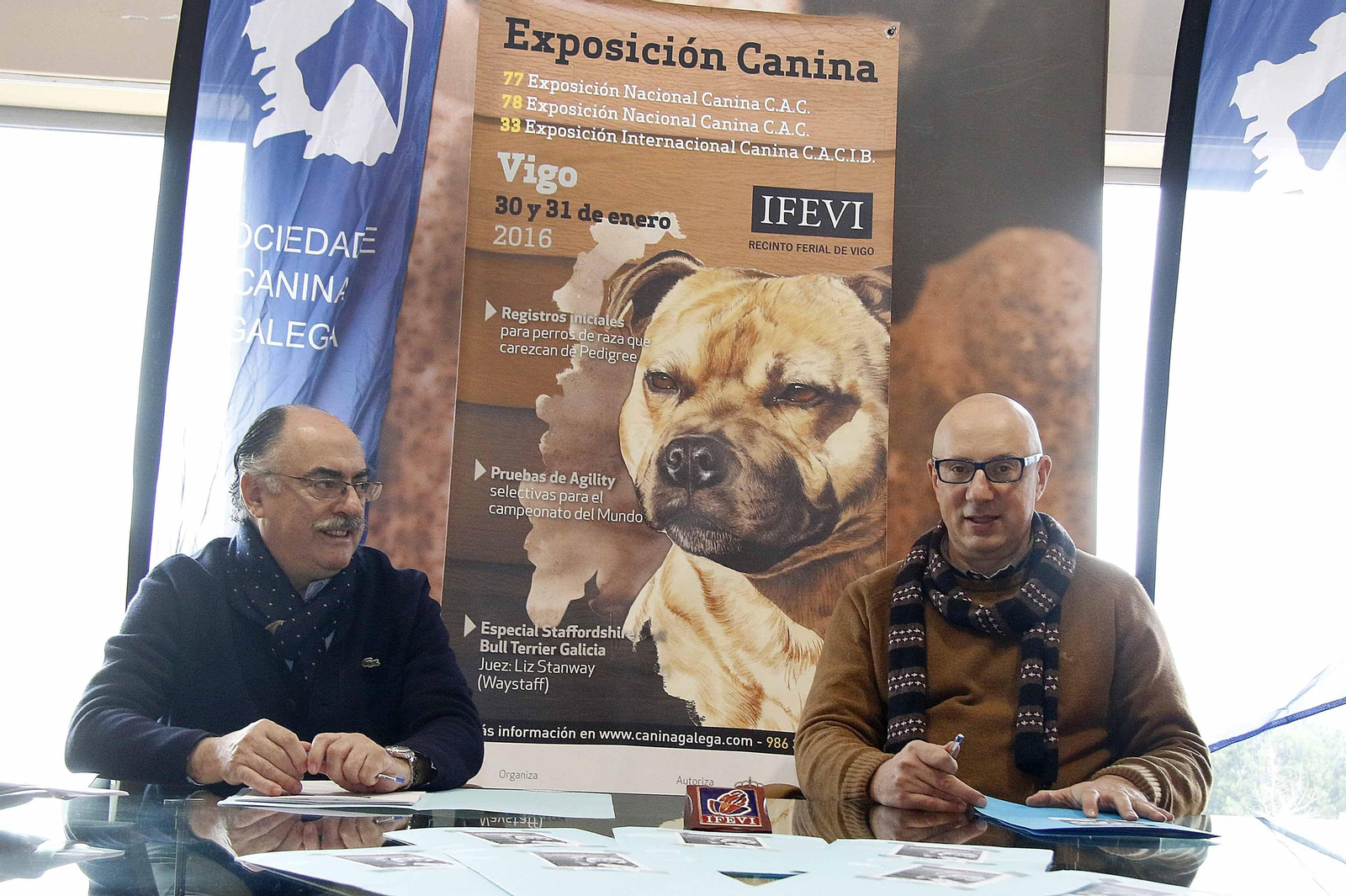 Arsenio Prieto, gerente del Ifevi, y Manuel Mera, dela Sociedad Canina Gallega, en la presentación.