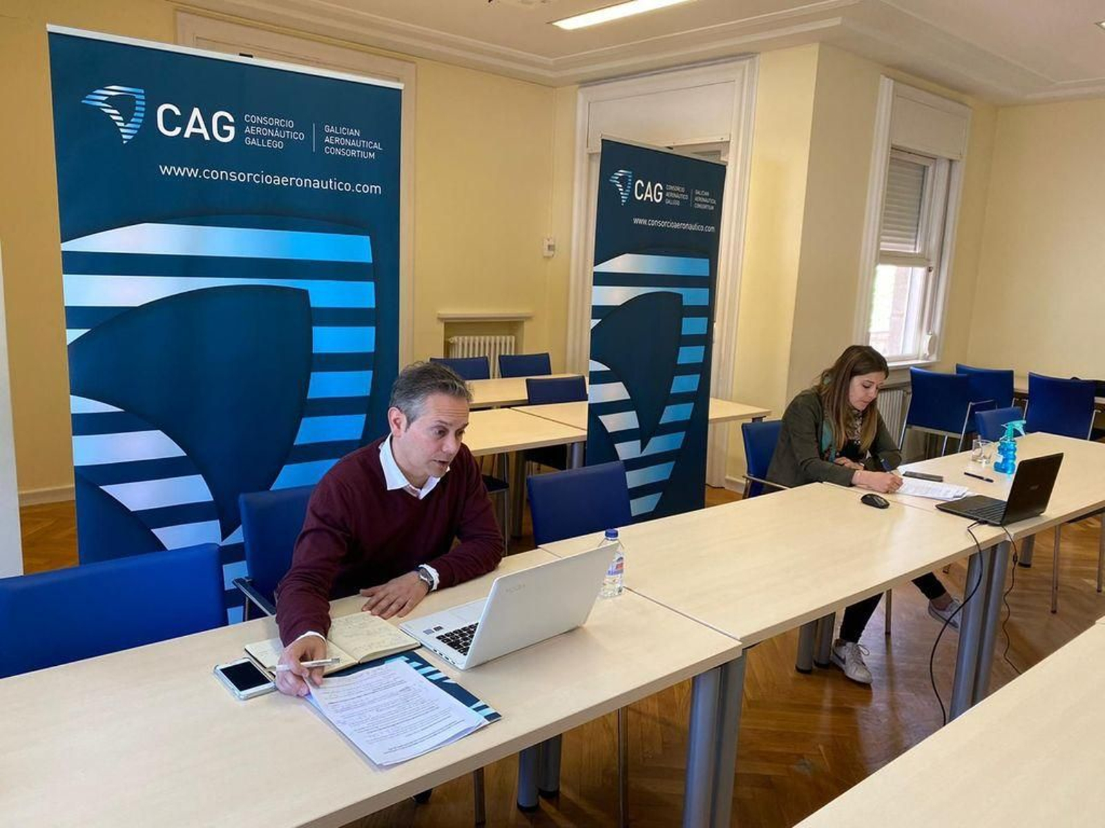 Enrique Mallón, presidente del CAG, junto a Jennifer González, secretaria técnica, ayer durante la videoconferencia.