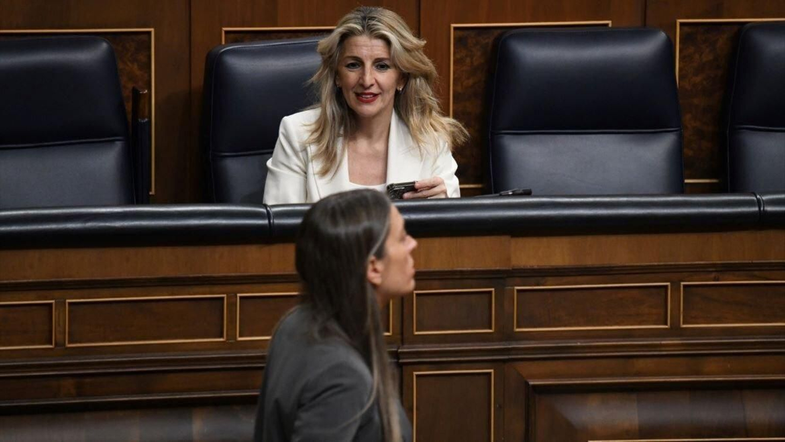 La portavoz de Junts, Miriam Nogueras, pasa delante de Yolanda Díaz en el Congreso.