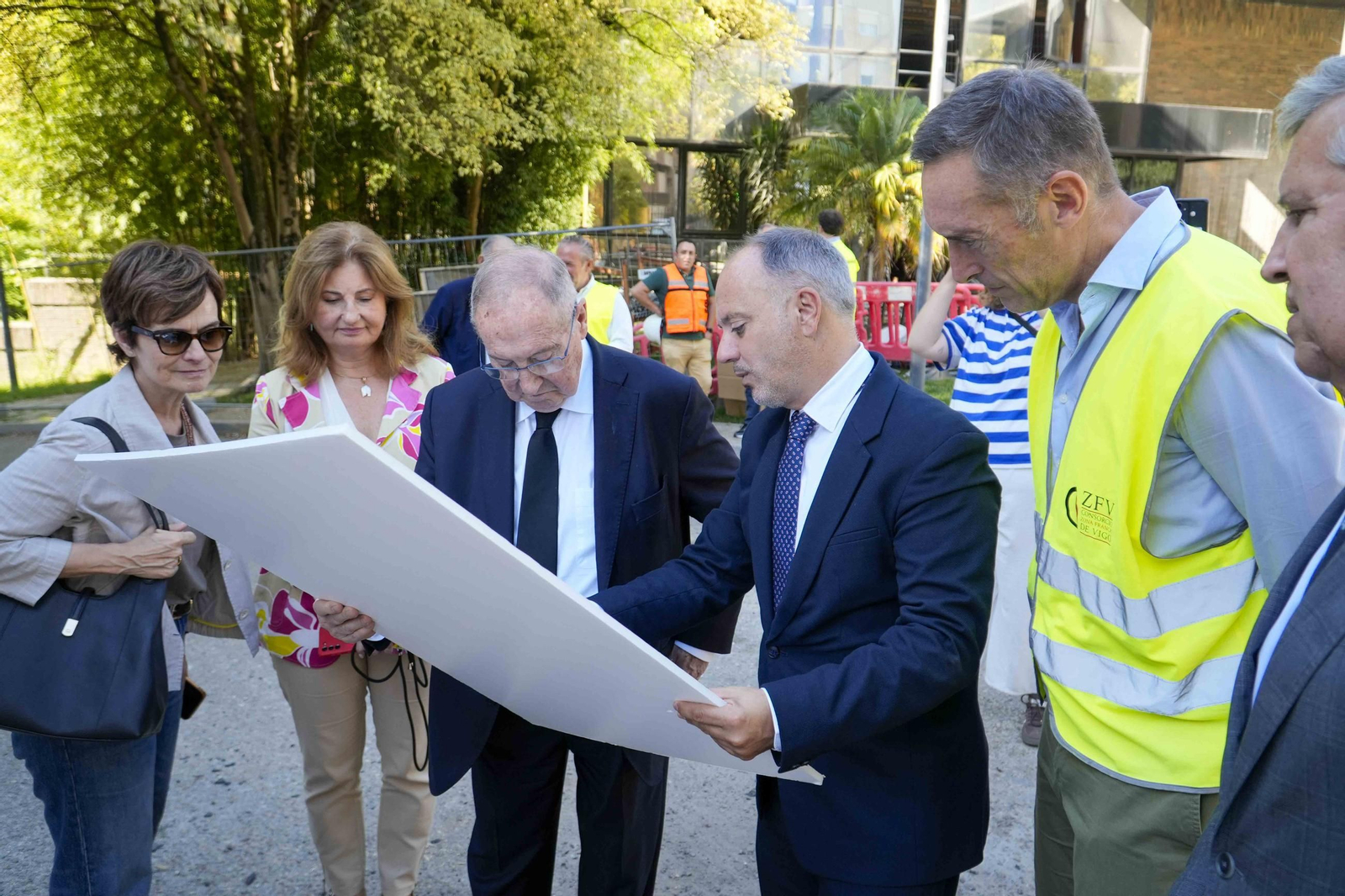 David Regades mostrando ayer a José Luis Bonet el proyecto para López Mora.