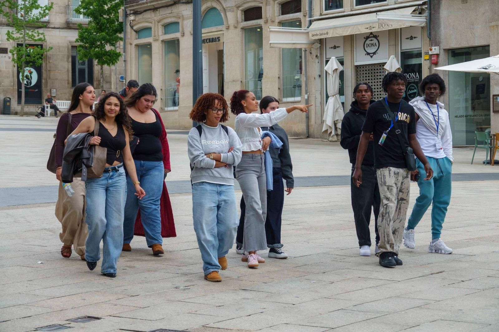Jóvenes de distintos orígenes este martes por el centro de Vigo.
