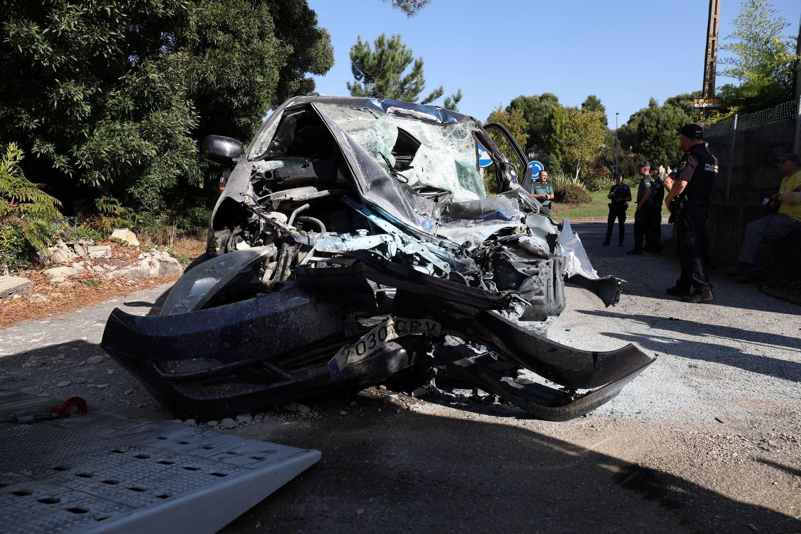 Estado en el que quedó el coche tras impactar contra el camión en Beade.