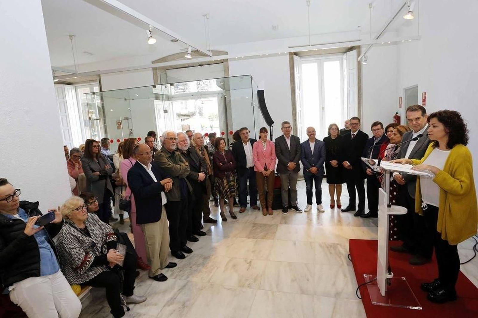 A escritora Anaír Rodríguez procede á lectura do bando oficial do Concello en presenza do alcalde, Abel Caballero, e distintas autoridades.