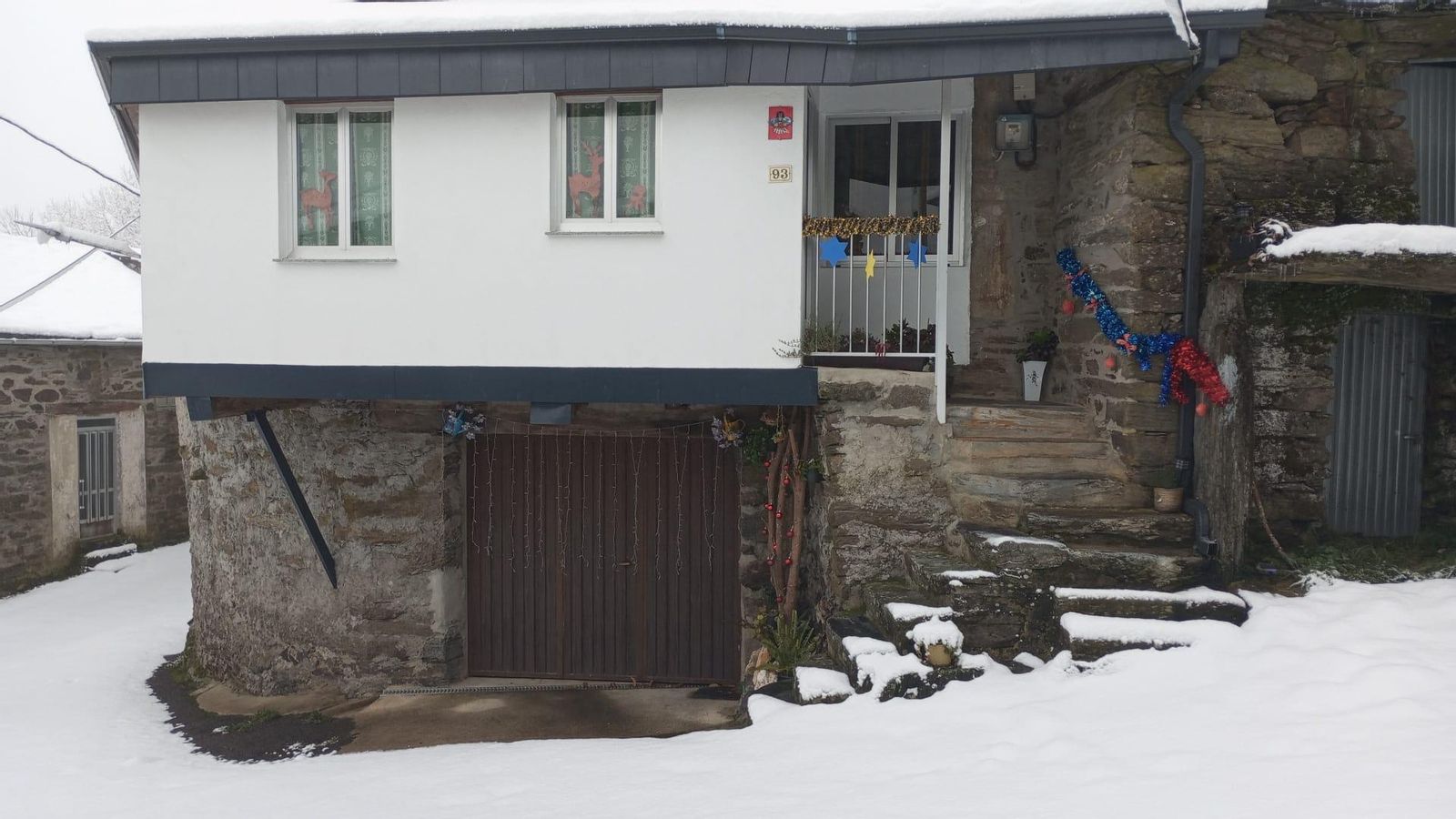 La nieve se incorpora al decorado navideño en Camba (Laza)