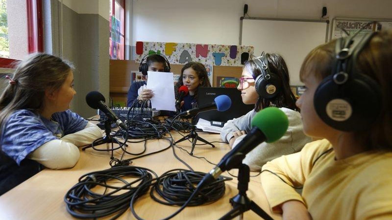 O Pereiro de Aguiar. 03/10/2019. Reportaje sobre el programa para alumnos de altas capacidades en el CEIP Ben CHo Sei de O Pereiro de Aguiar. En la foto el programa de Radio del Centro Foto: xesús Fariñas