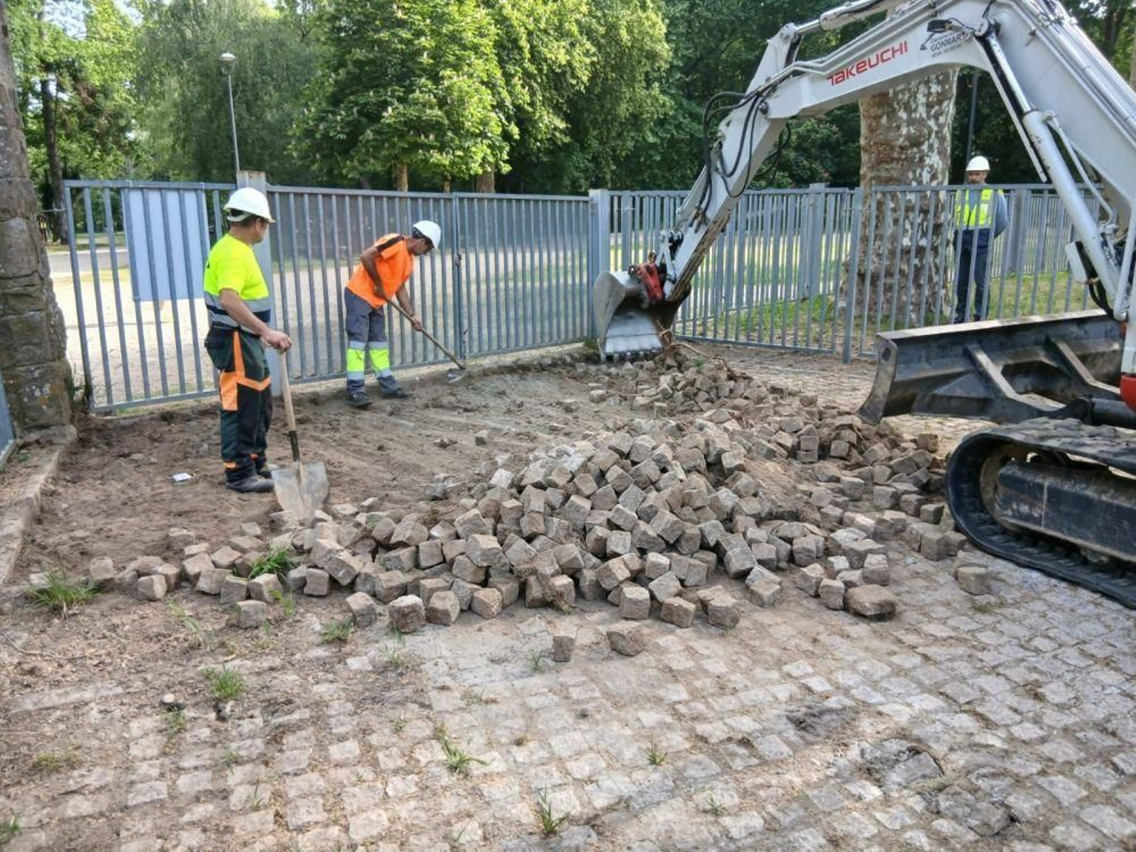 Operarios municipales retirando la vieja pavimentación en los accesos al auditorio.