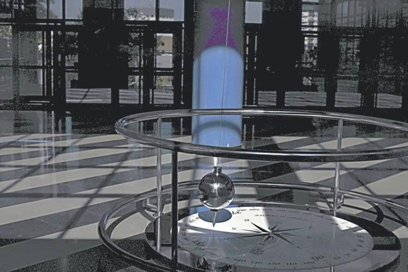 Péndulo situado en la entrada de la facultad de Ciencias, ayer (JOSÉ PAZ)