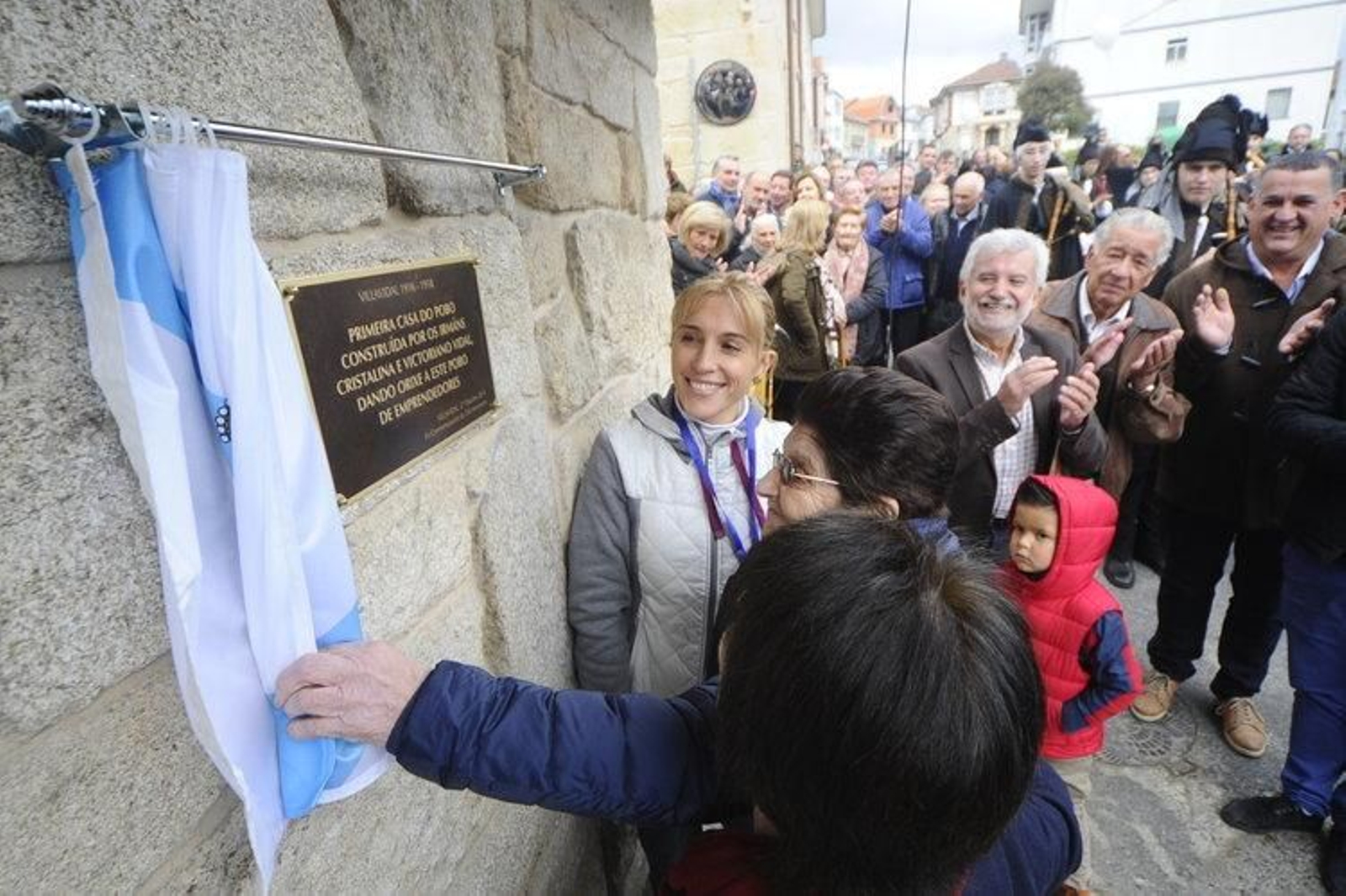Vecinos e invitados durante el acto de descubrimiento de la placa conmemorativa.