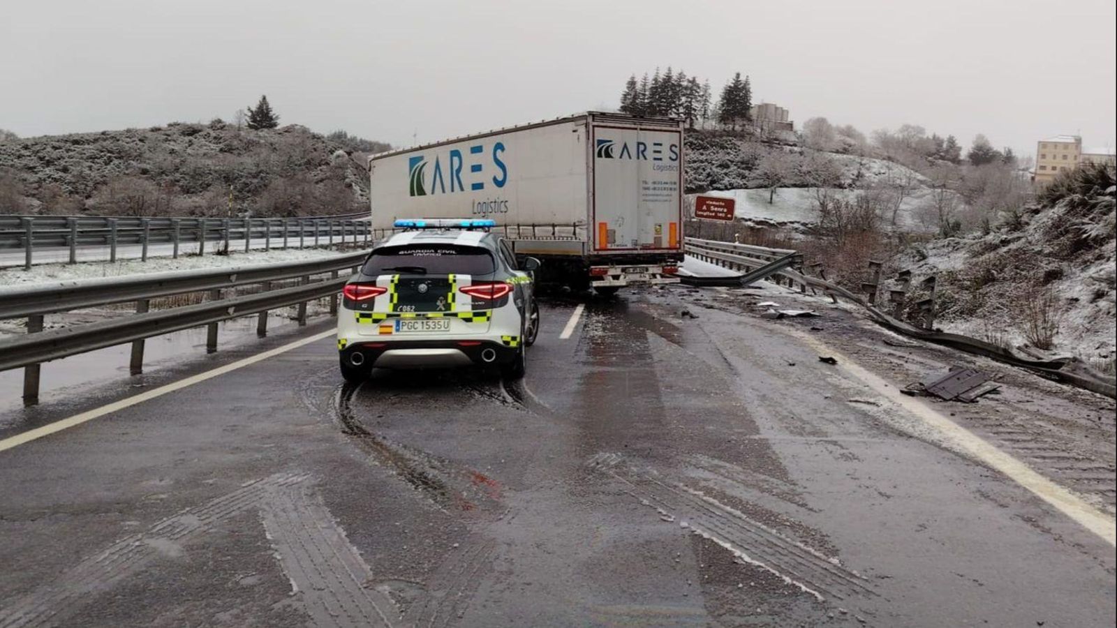 La Guardia Civil asistiendo al camión que se ha salido de la vía.