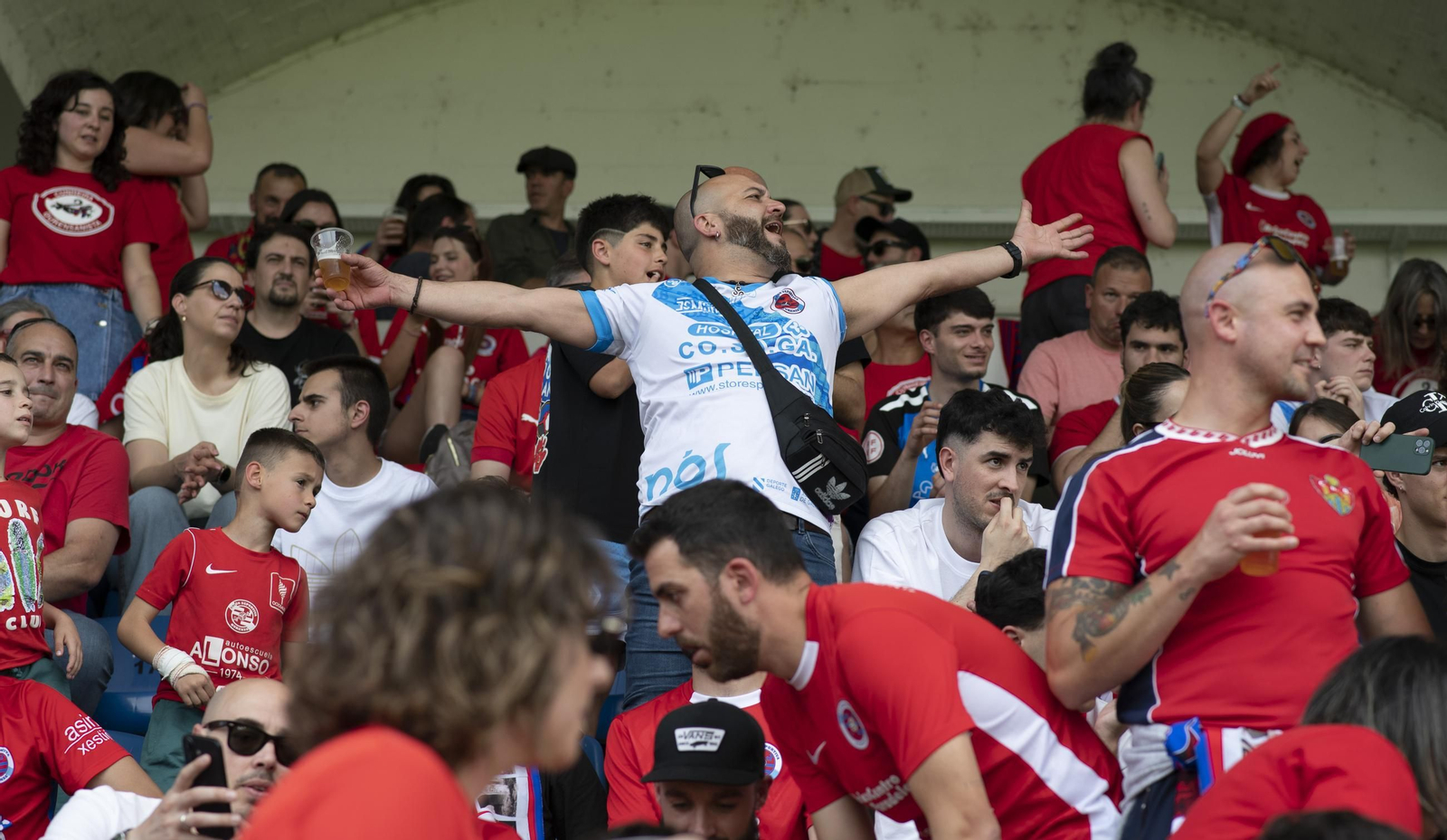 Galería | La UD Ourense quiere llegar a Primera Federación y la afición se vuelca con el equipo en O Couto