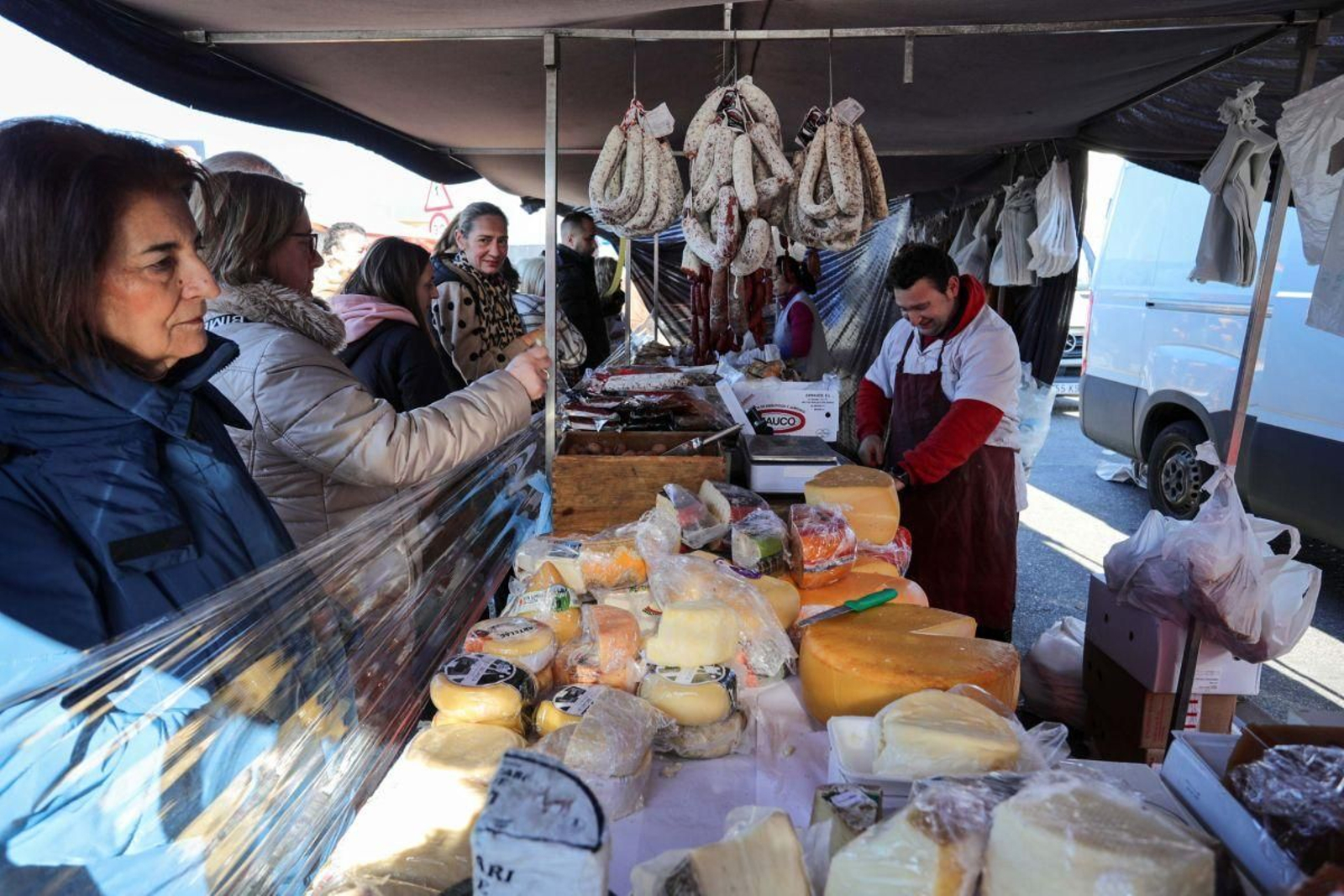 El mercado de Bouzas lució ayer una buena acogida de usuarios gracias al buen tiempo.