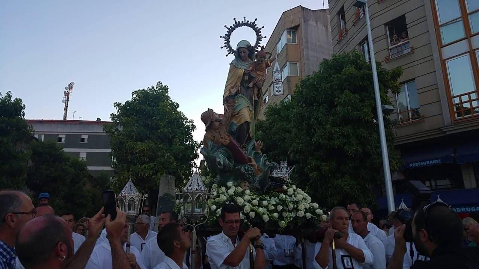 La procesión recorré el casco antiguo tras la Misa Mayor a las 20 horas en la Colegiata de Baiona.