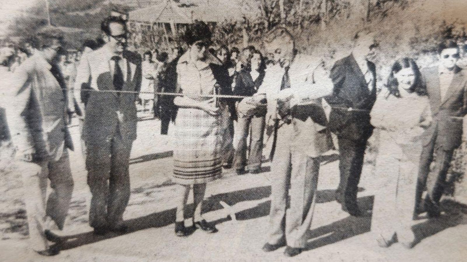 El gobernador civil cortando una cinta en Ramiranes.