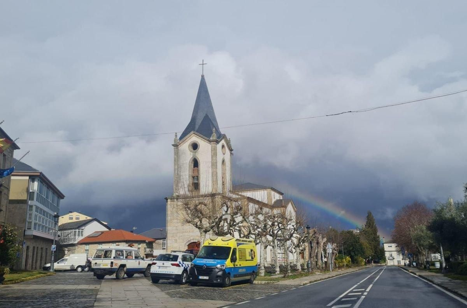 El arcoiris salió por la lluvia en A Pobra de Trives.