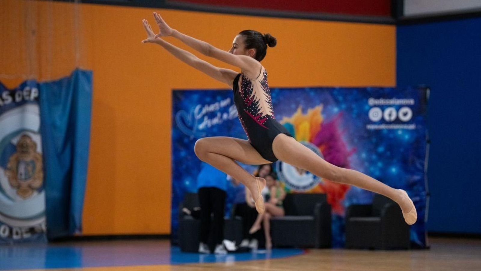 Una de las gimnastas, durante su ejercicio de rítmica en la fase final de la Copa Diputación.