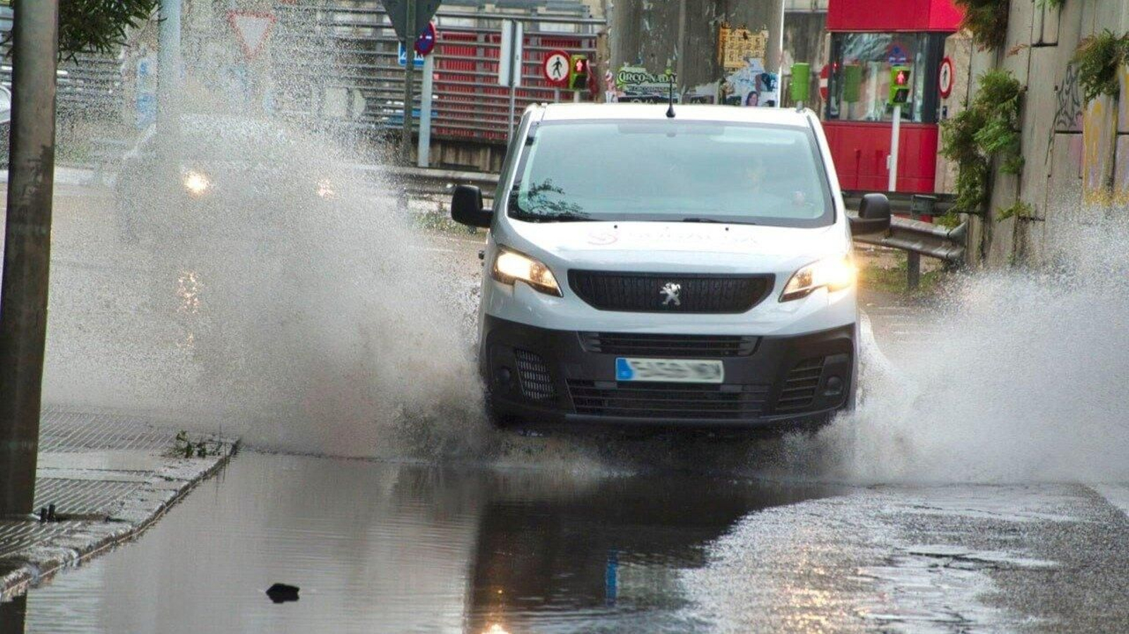Charcos de agua en Vigo, este martes. // Vicente Alonso