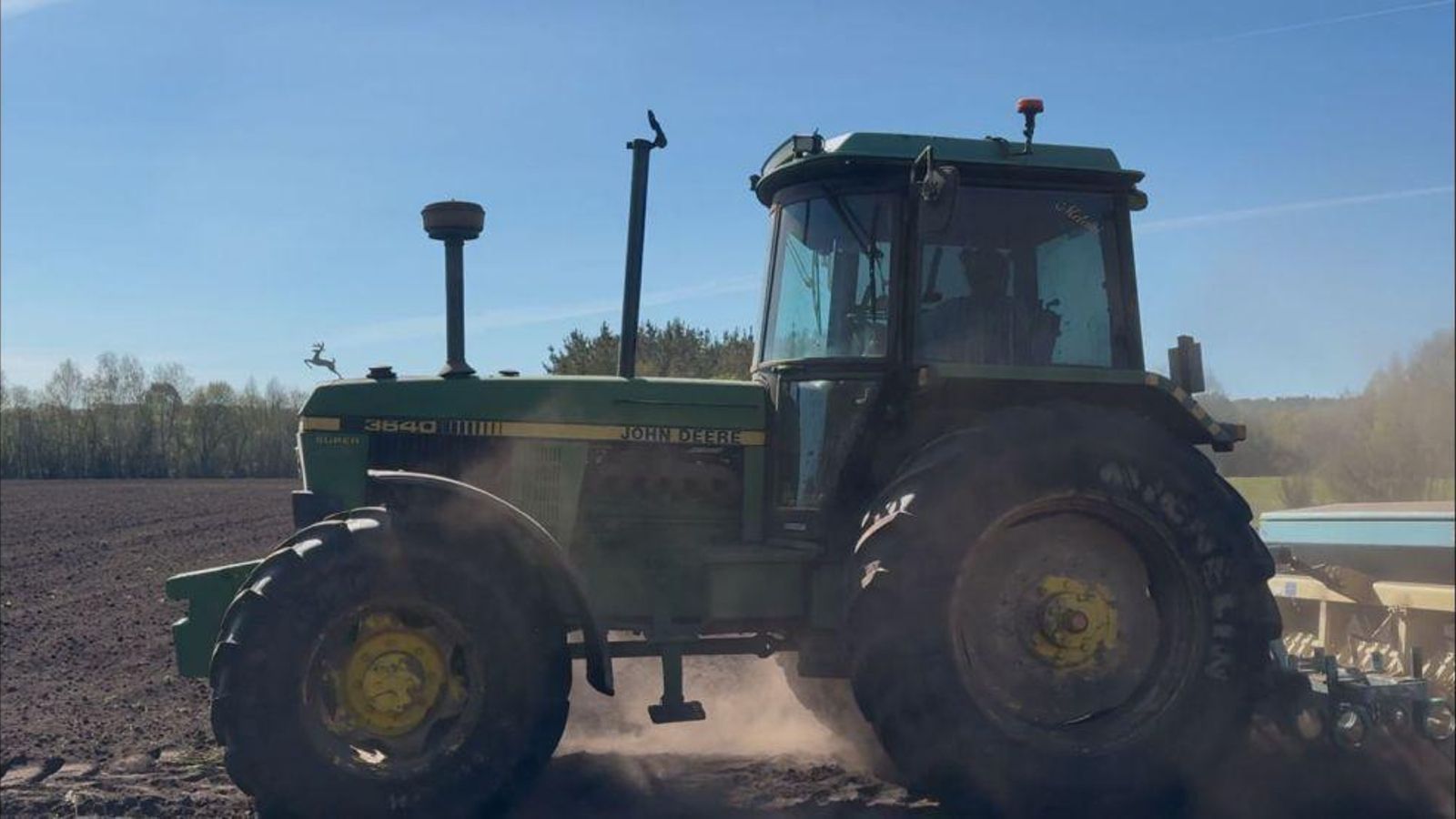 Melani Aráujo traballando co seu tractor.