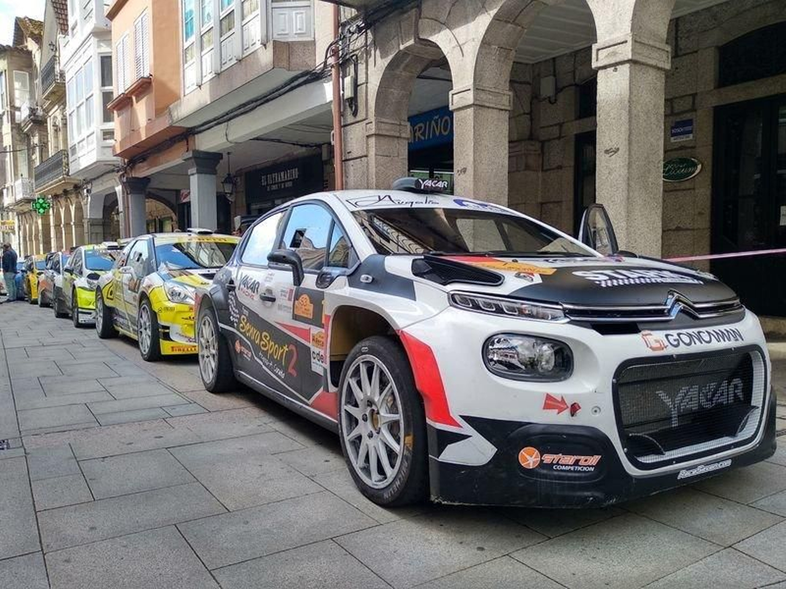 El Citroën C3 R5 de Víctor Senra en el reagrupamiento del mediodía celebrado en Porriño.