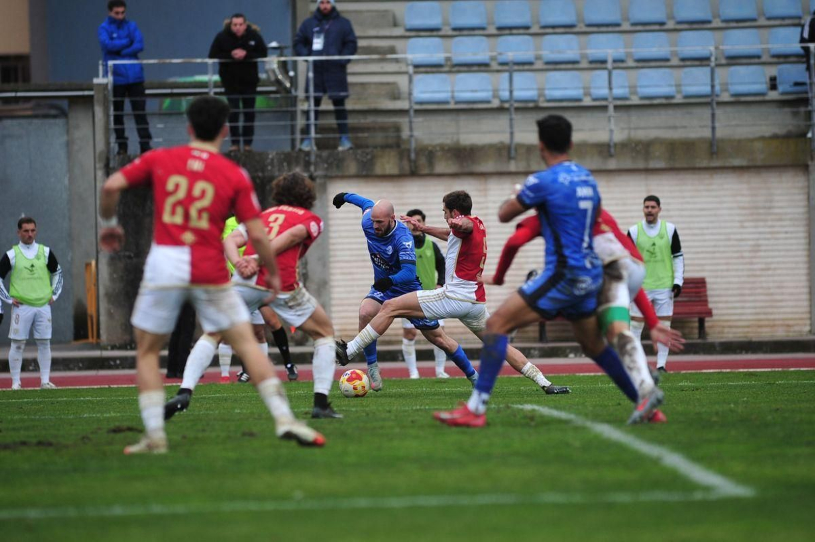 Sergio Benito trata de sortear a la defensa del Cacereño en el encuentro.