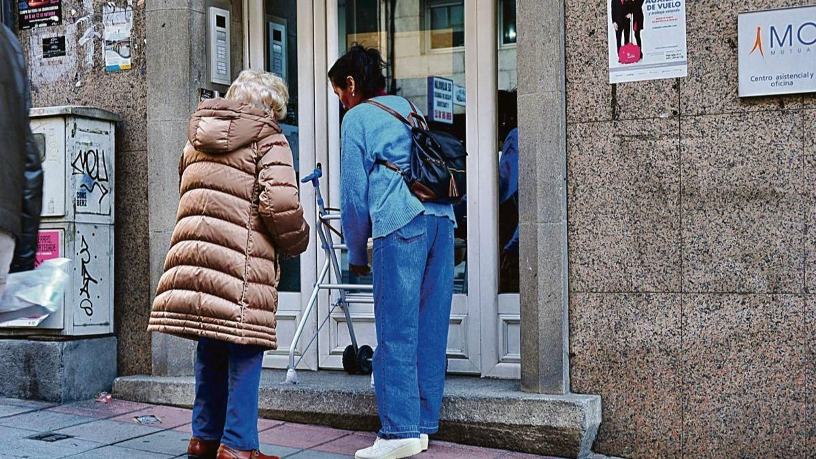 Una persona mayor es atendida por su acompañante.