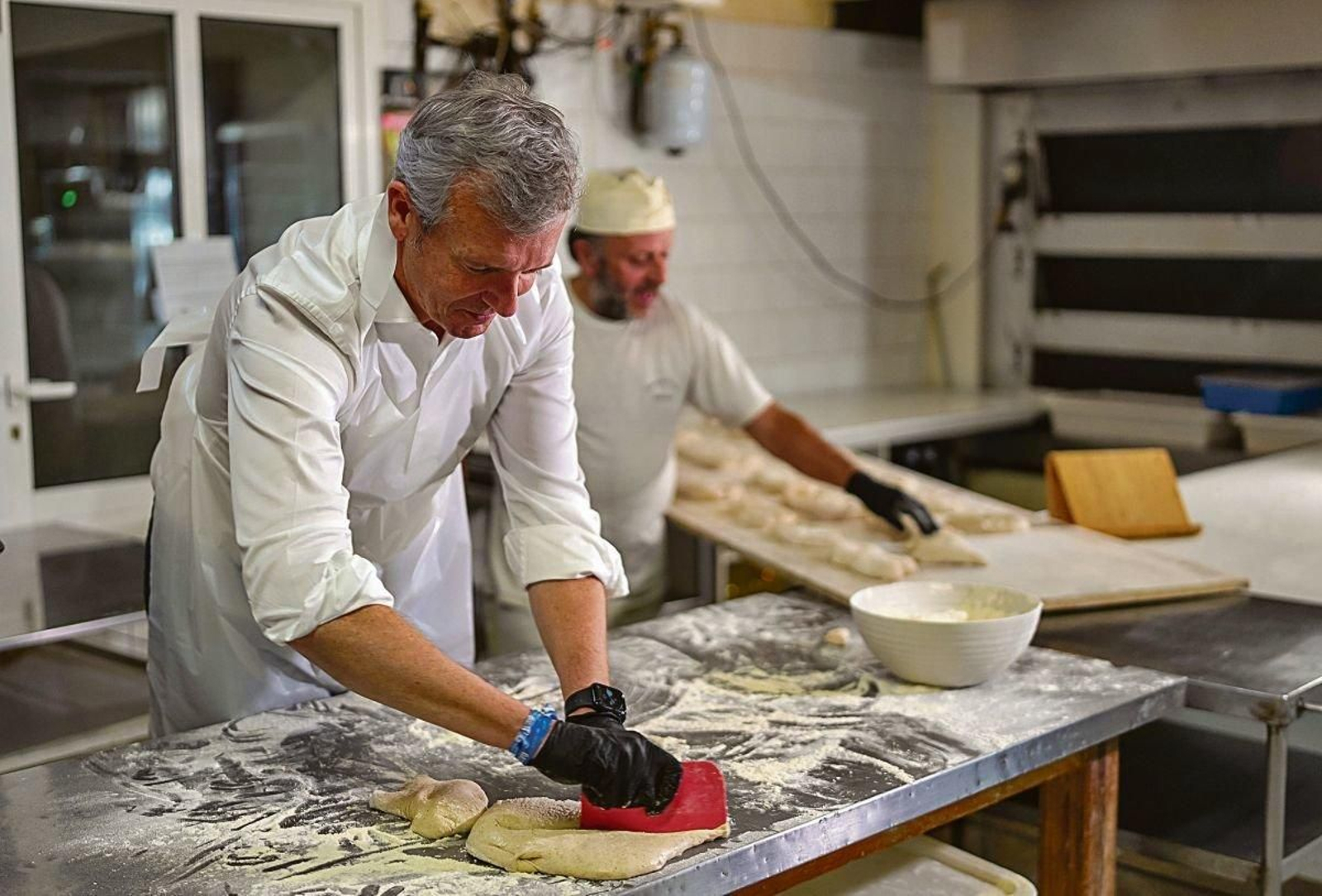 Alfonso Rueda haciendo pan durante su visita a un obrador de Boqueixón.