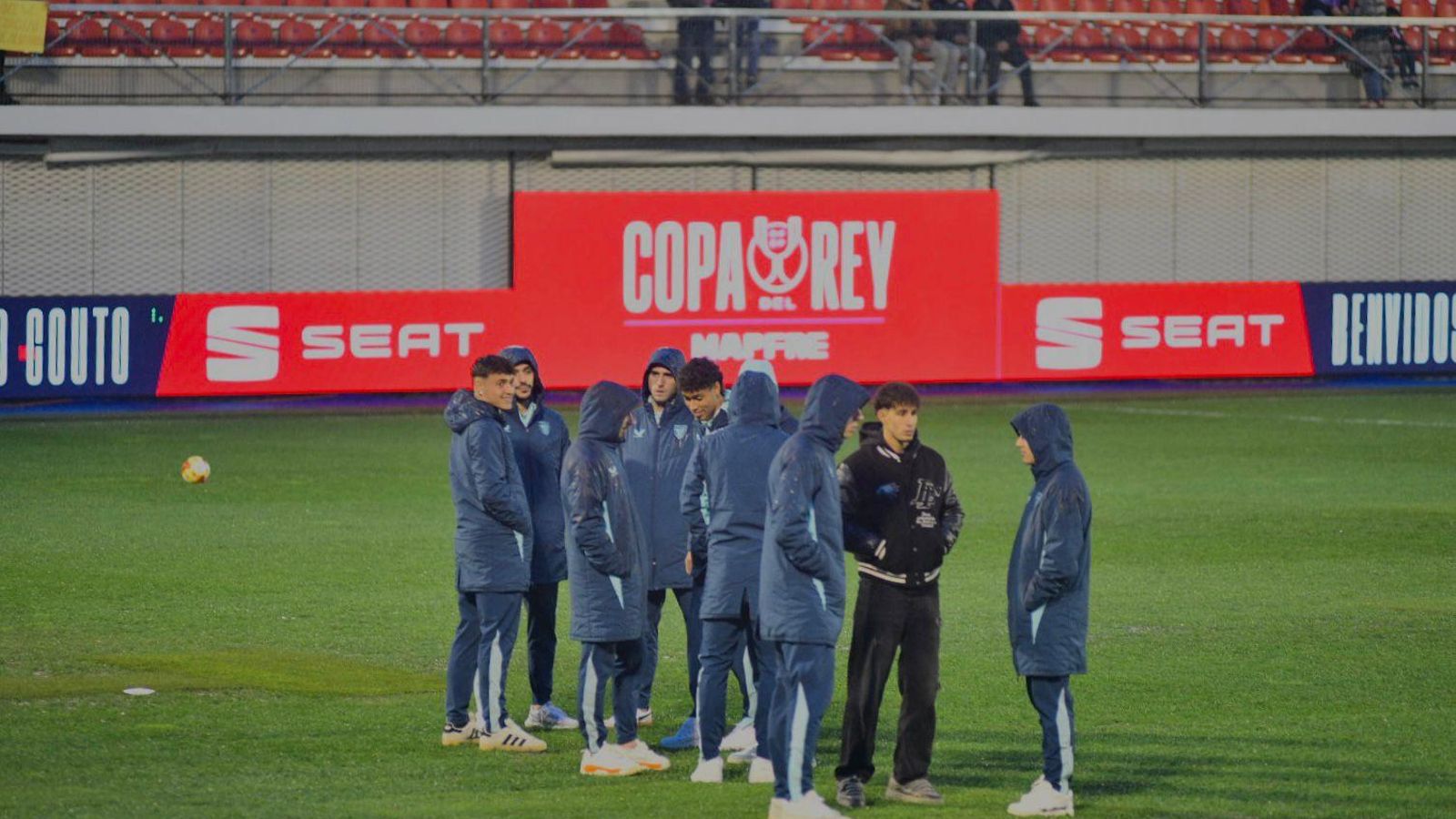 Jelbat, central del Ourense CF, saluda a los jugadores del Athletic Club el equipo donde se formó.