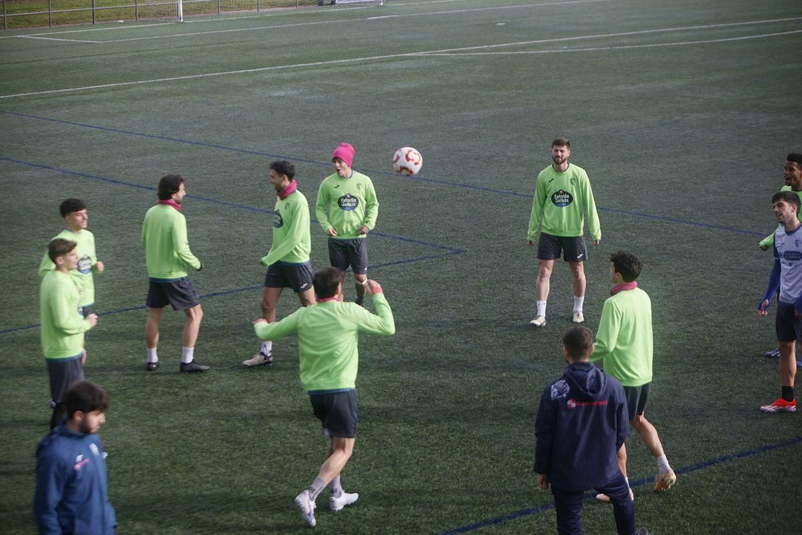 Los jugadores del Ourense CF, sonrientes, durante una sesión celebrada en Oira.