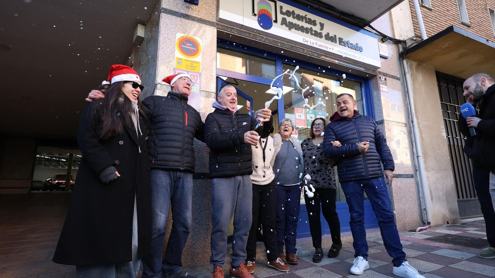 Empleados de la administración situada en la plaza Obispo Alcolea, 4 (La Bañeza) celebran el Gordo