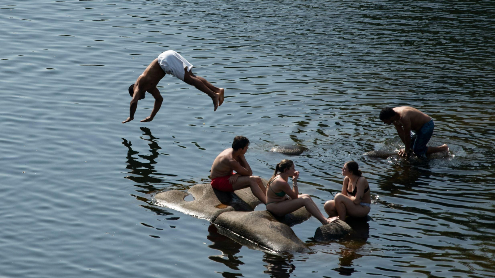 Chapuzón ante las altas temperaturas en Ourense
