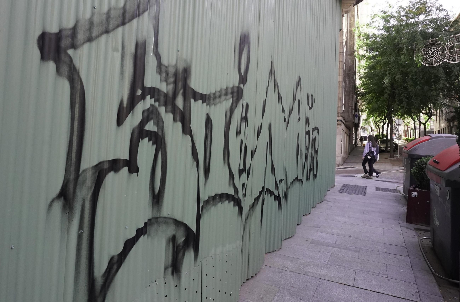 Galería | Vigo, lleno de pintadas que 'ensucian' el centro