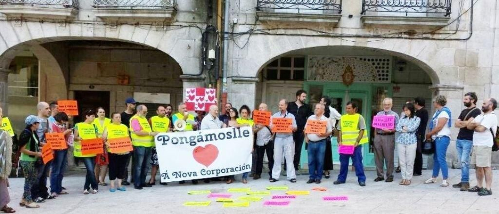 Miembros de colectivos sociales, en su última protesta para llamar la atención del Concello.
