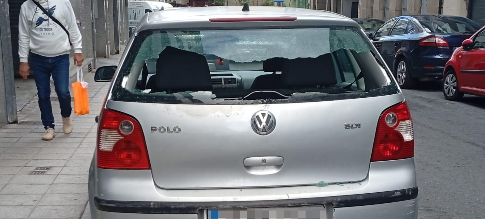 Uno de los dos vehículos atacados ayer en la ciudad.