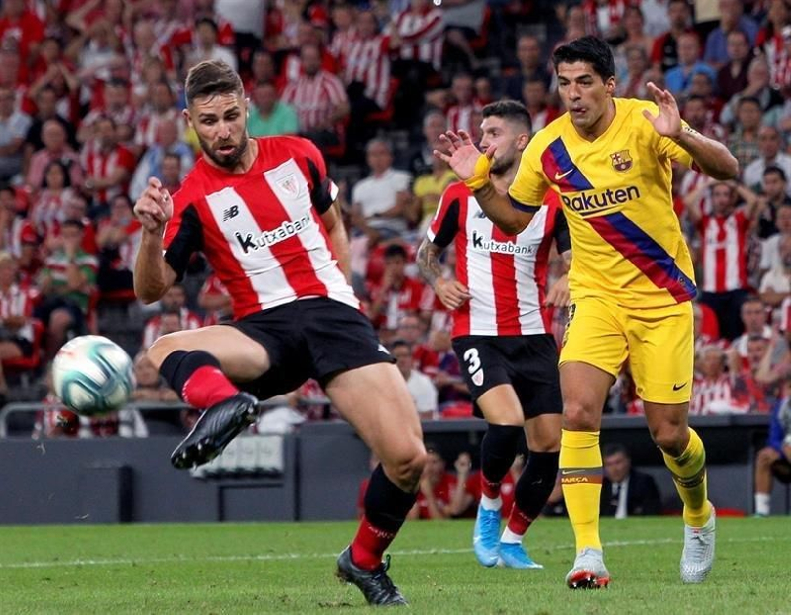 El defensa del Athletic Club de Bilbao Yerai (i) despeja.el balón ante la presencia del delantero del FC Barcelona Luis Suarez