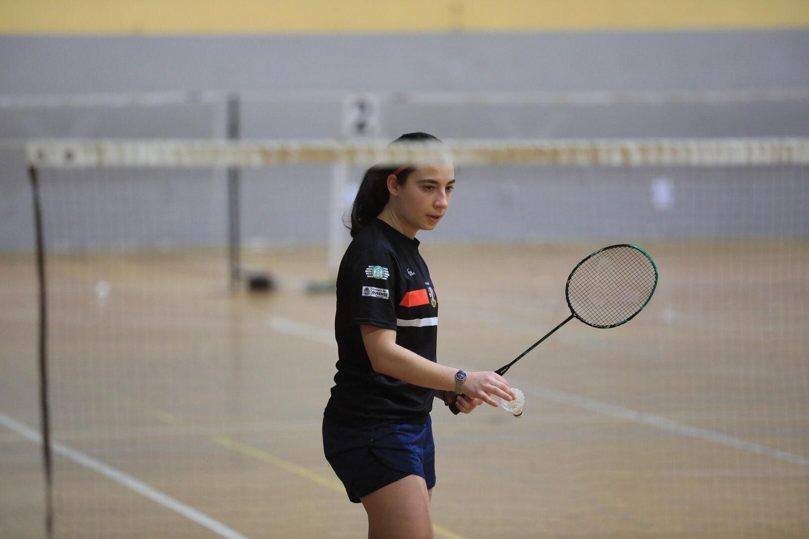 Camila Rey, del Club Athlos, concentrada antes de realizar un saque.