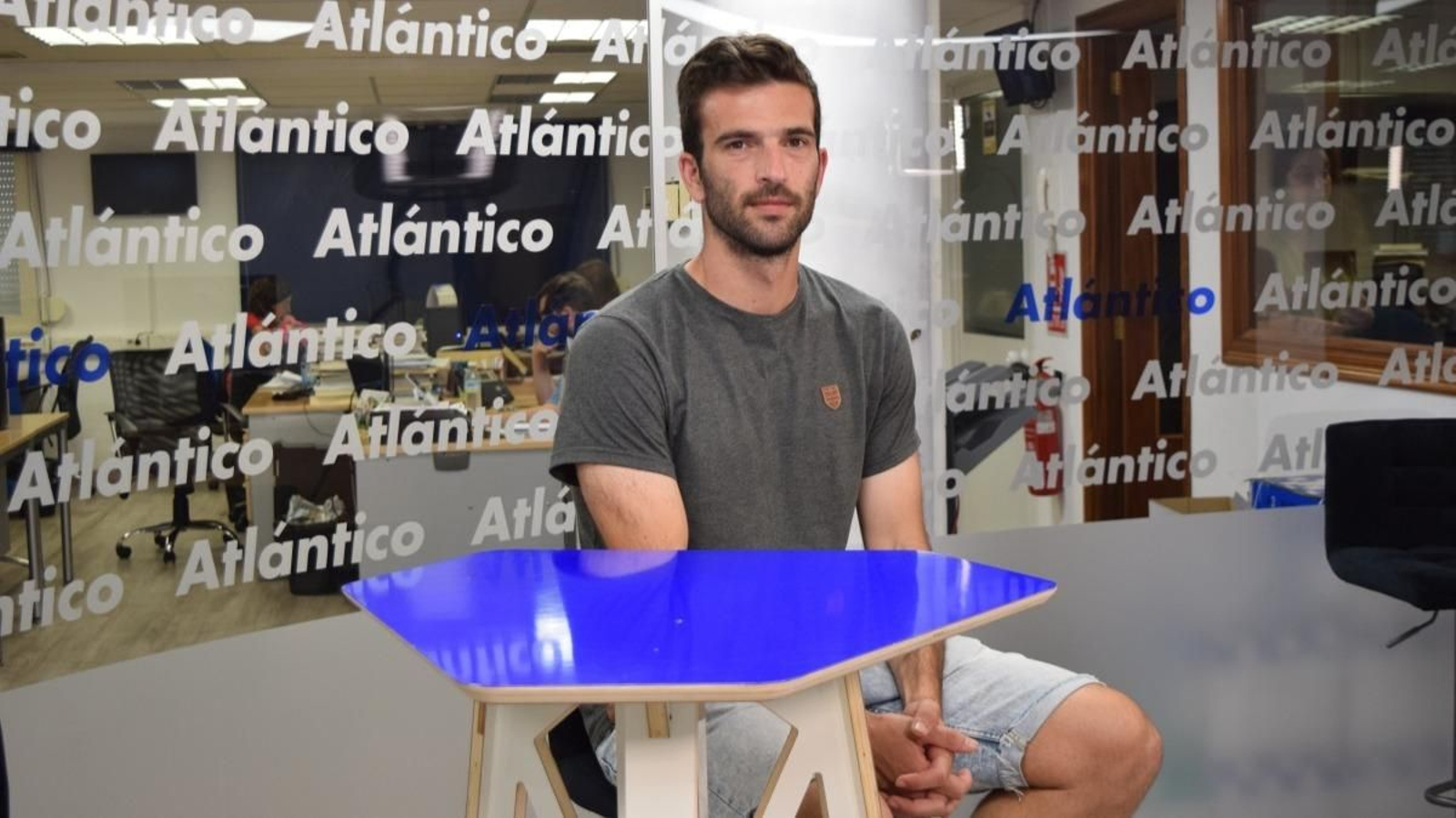 El ya exjugador vigués acudió al set de Atlántico, donde pasó revista a su amplia carrera deportiva.