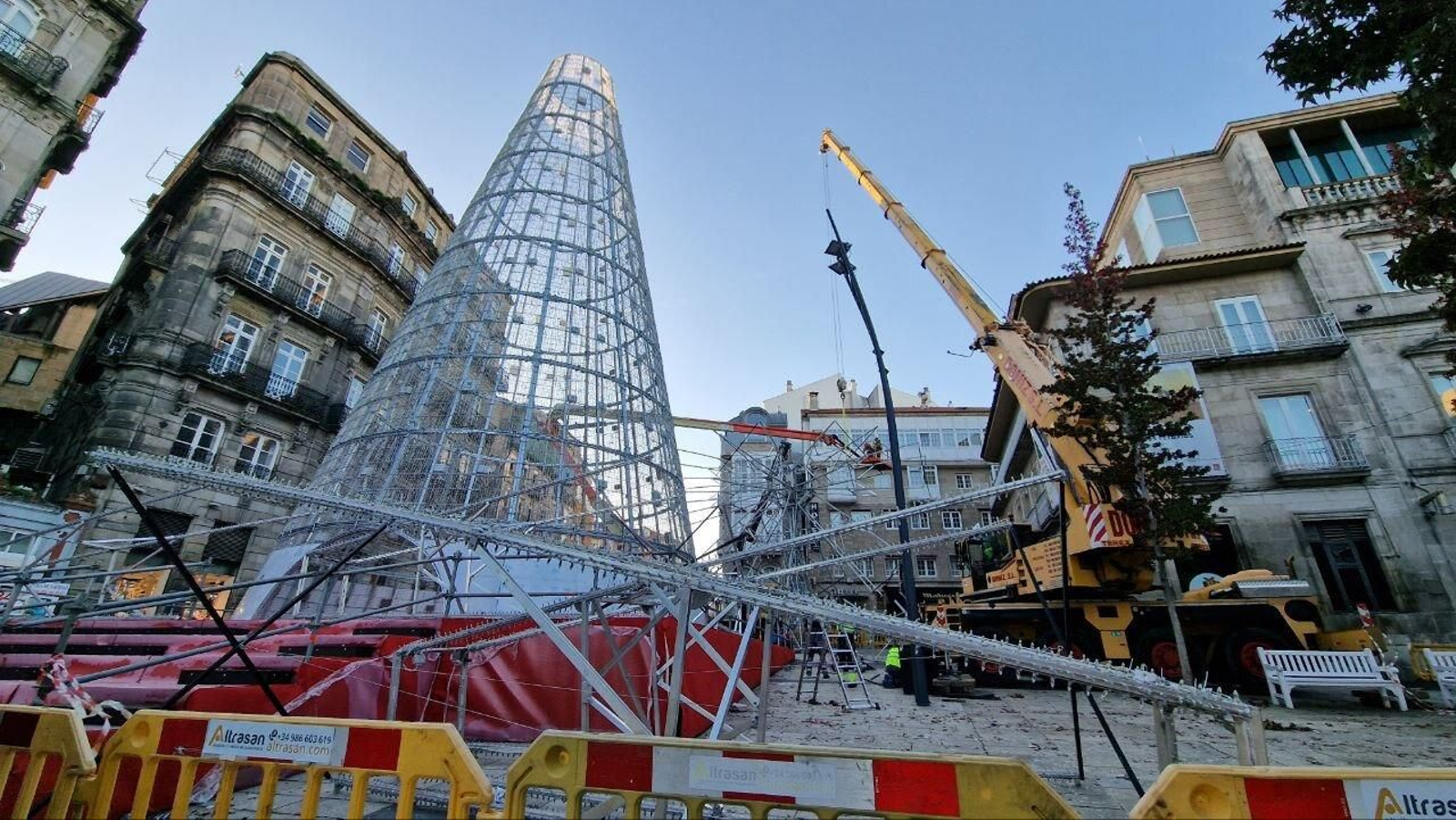 La instalación del gran árbol de Navidad avanza en Porta do Sol, este lunes. // J.V. Landín