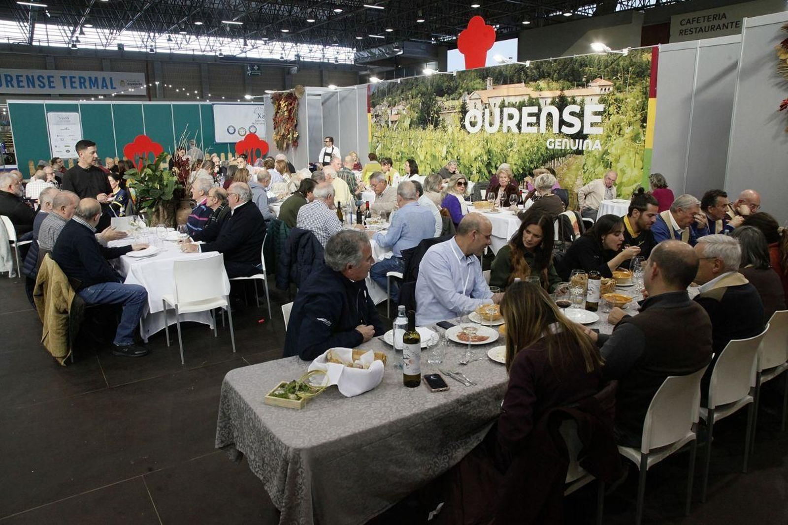 Mesas llenas en la segunda de las cuatro jornadas del salón ourensano.
