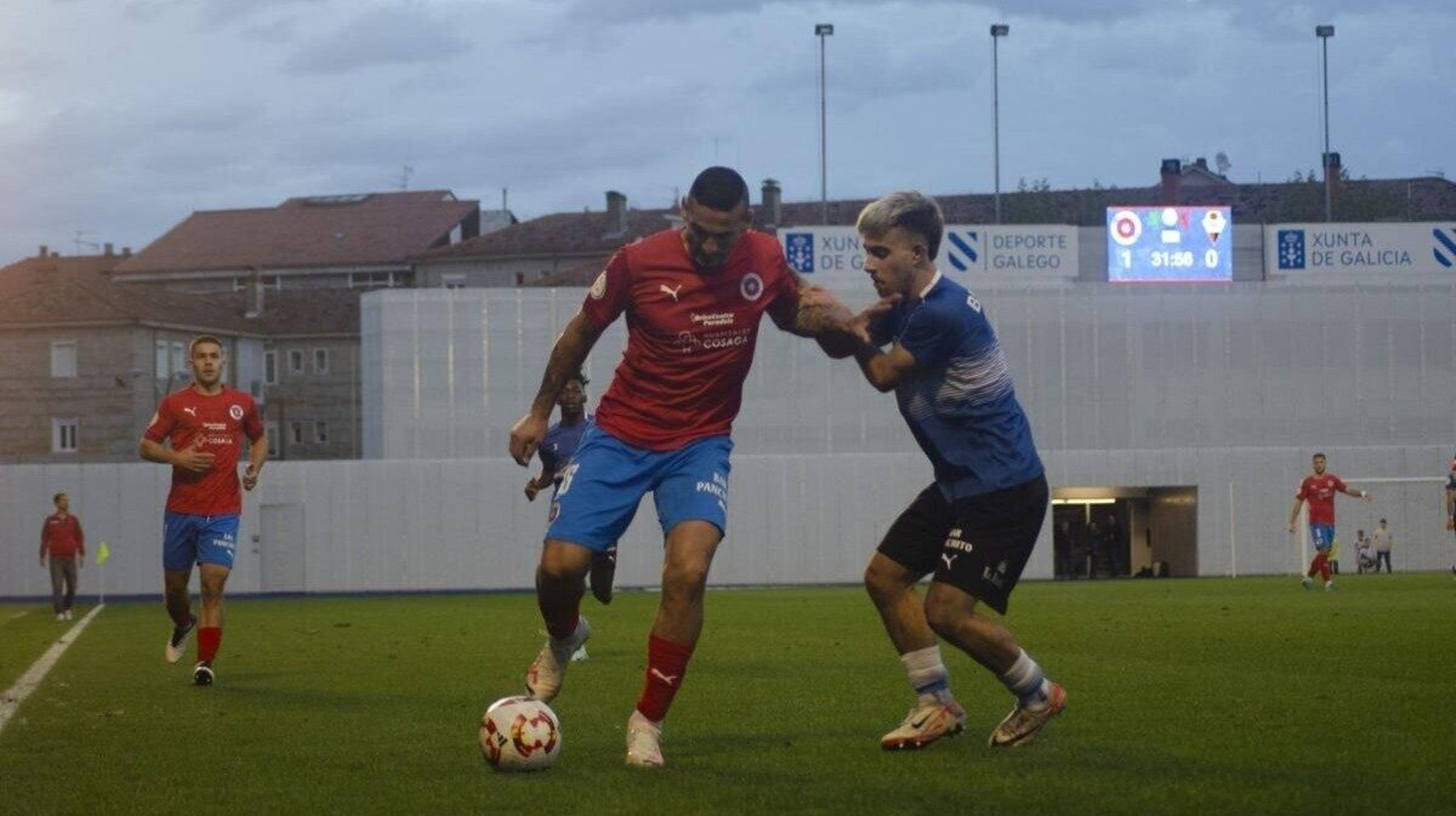Gastón Cellerino, delantero de la UD Ourense, aguanta el balón ante un contrario (Lucía Otero).