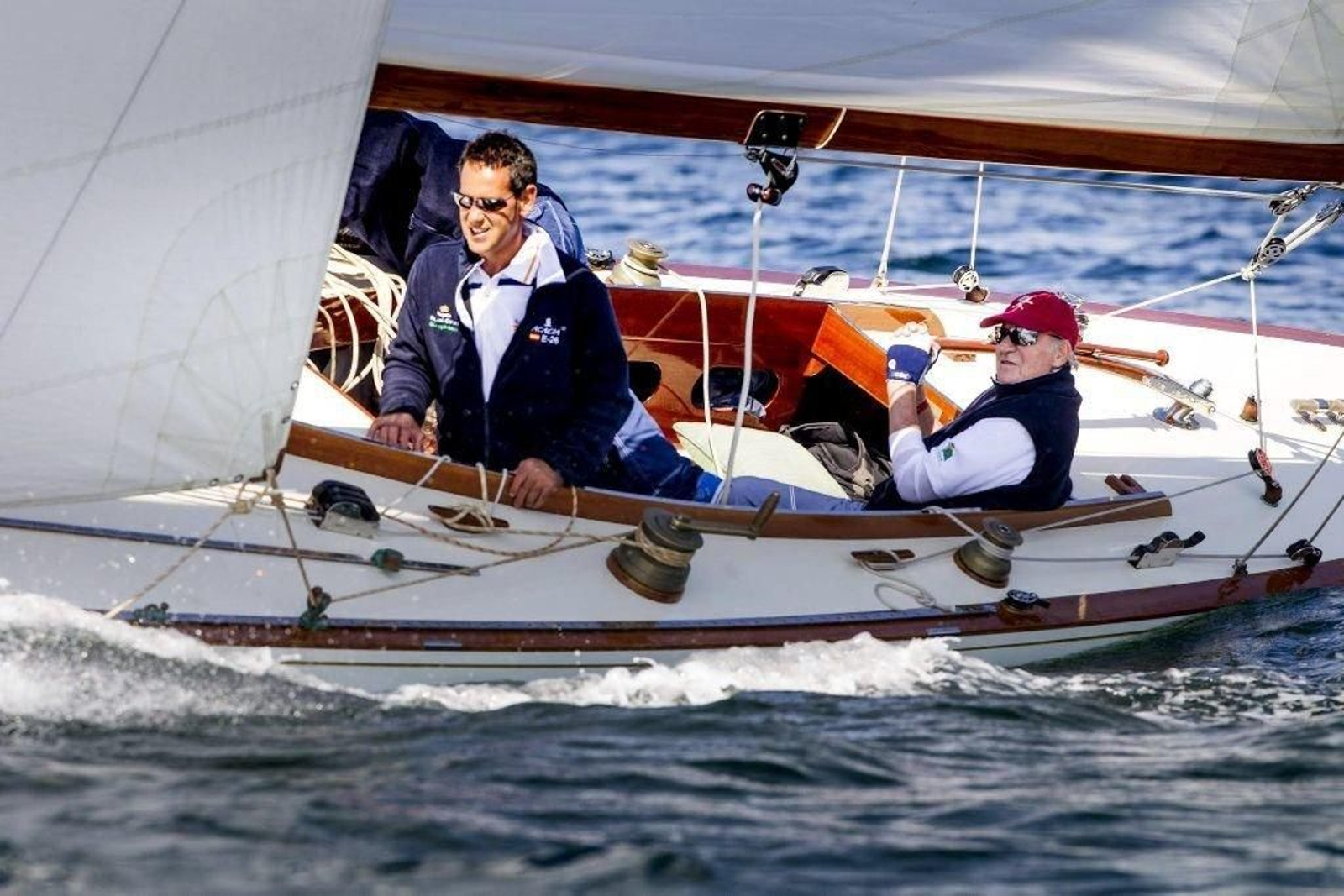 Juan Carlos I, en la popa de una embarcación a vela, en aguas de Sanxenxo.