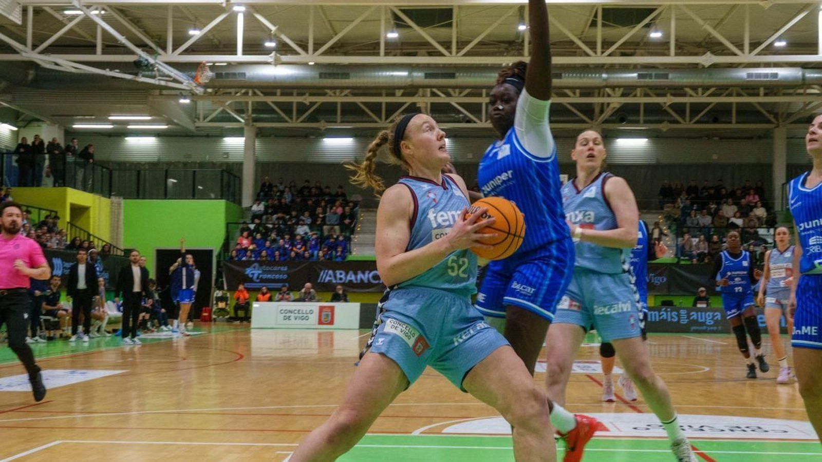 Pese a su inferioridad física, Jess Kelliher superó a todas las pívots visitantes en una nueva exhibición.