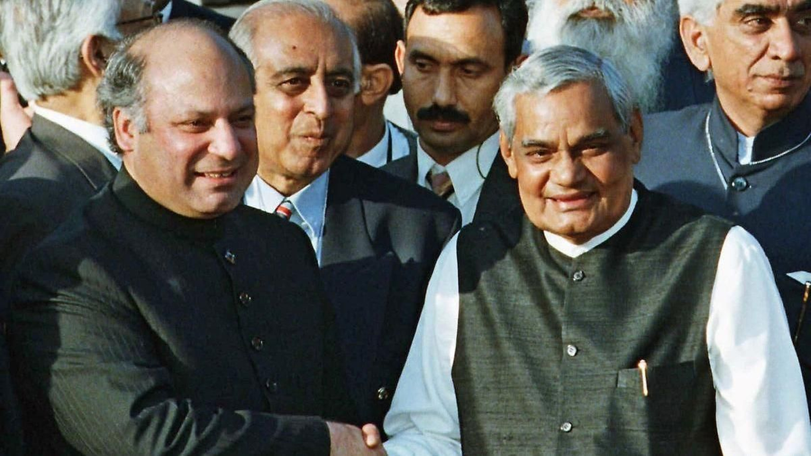 Los ministros pakistaní Nawz Shariff e indú Vajpayee se saludan antes de un partido.