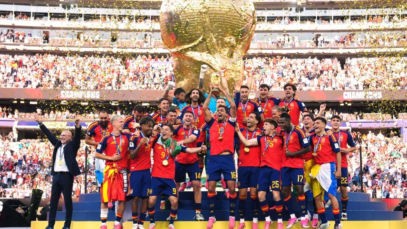 Los jugadorres de la seleccción española levantan la copa del Mundo 2026.