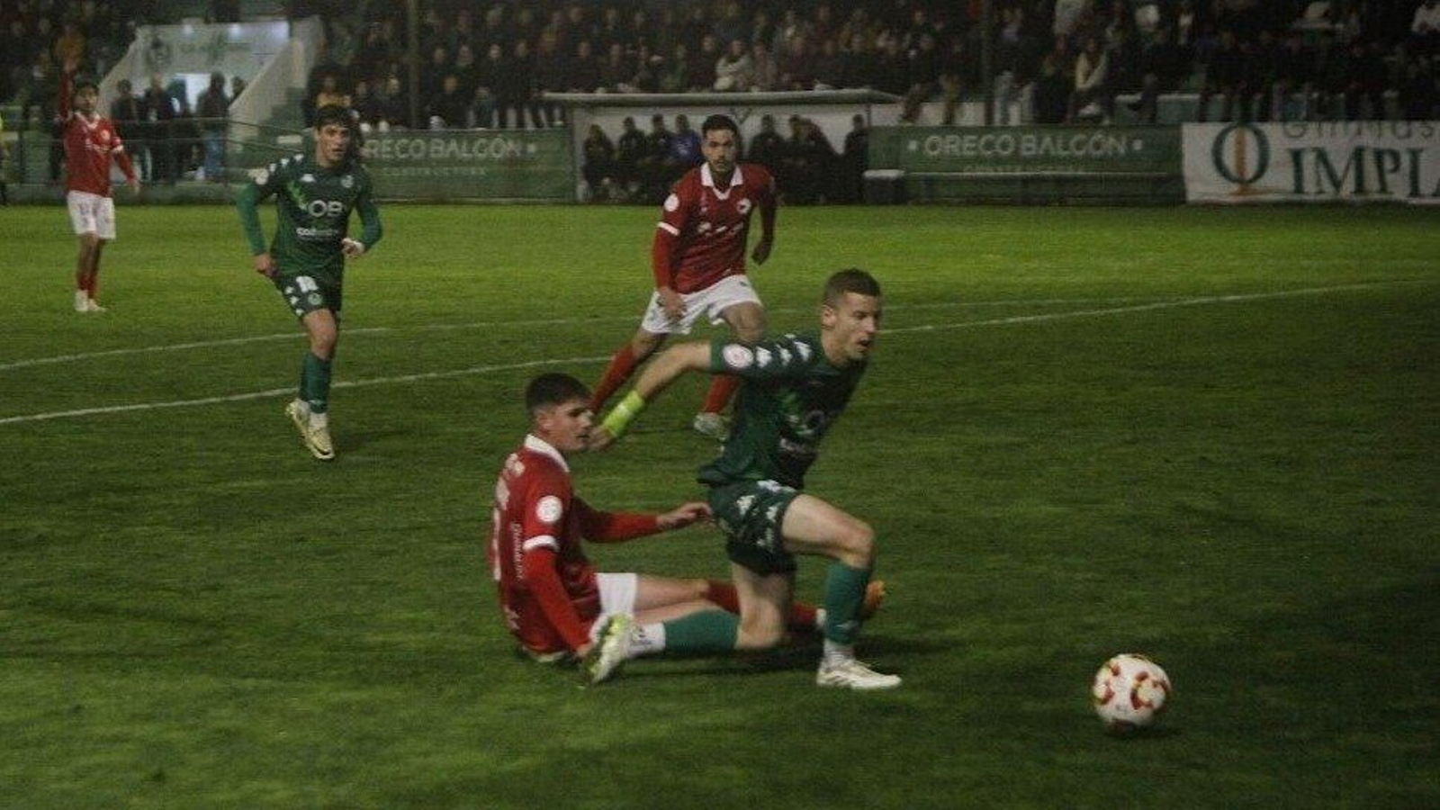 El jugador verde Tarsi Aguado se lleva una pelota ante un rival en Espiñedo (Foto: Miguel Ángel).