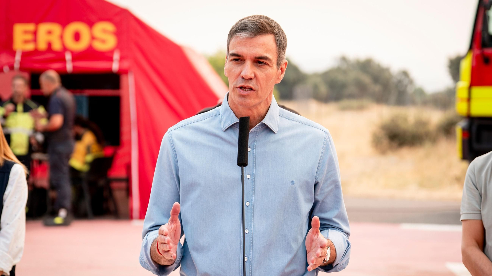 El presidente del Gobierno, Pedro Sánchez, en el Puesto de Mando Avanzado de la zona afectada por los incendios forestales de la sierra oeste, a 25 de julio de 2026, en Cenicientos, Madrid.