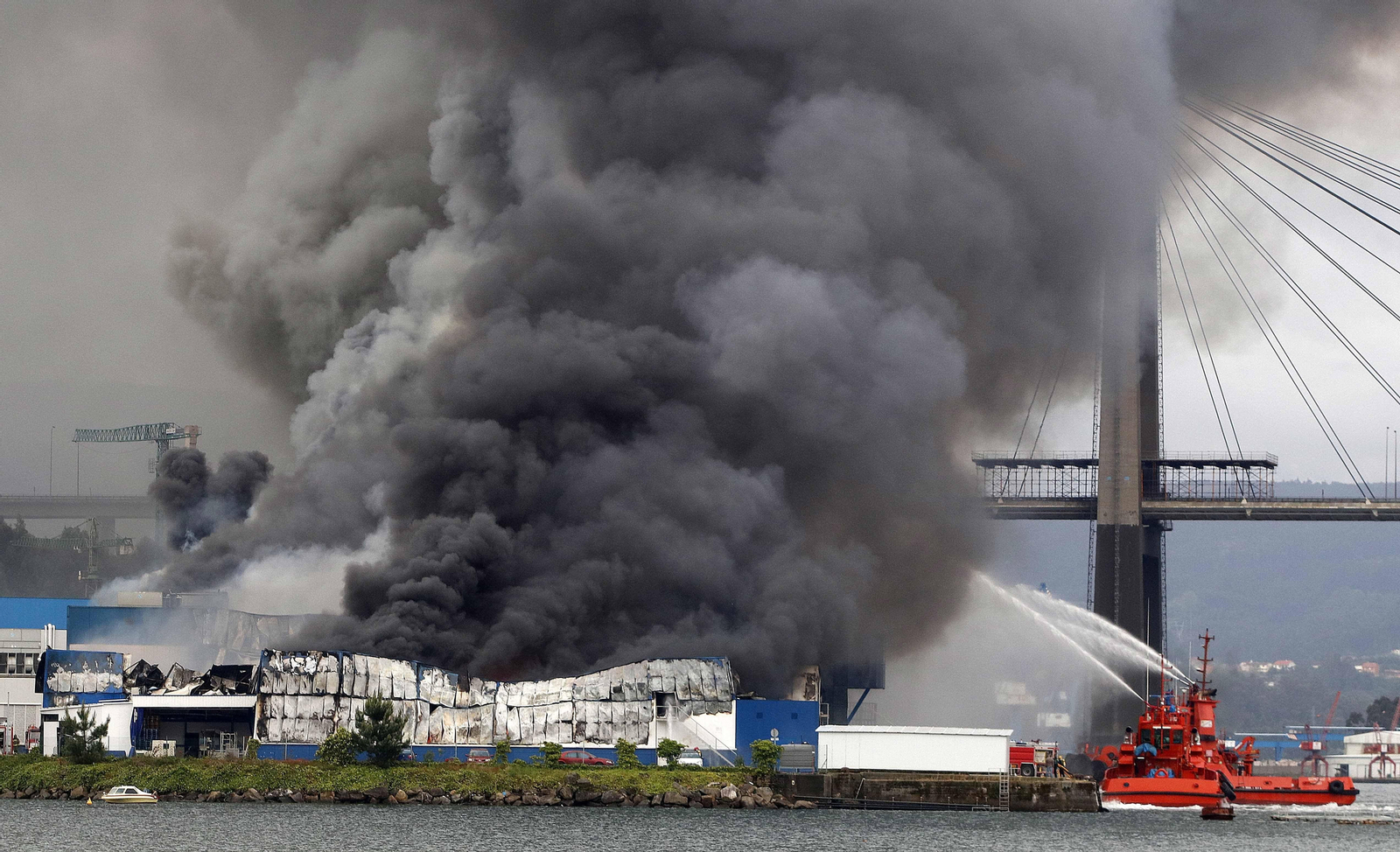 Un remolcador operando en la nave. El humo fue tan denso que obligó a cortar el puente. Durante una hora fue un caos de tráfico.