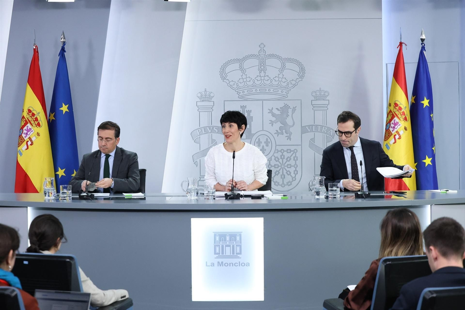 La ministra de Seguridad Social, Inclusión y Migraciones y portavoz del Gobierno, Elma Saiz, acompañada por el ministro de Economía, Comercio y Empresa, Carlos Cuerpo y el ministro de Asuntos Exteriores, Unión Europea y Cooperación, José Manuel Albares en la rueda de prensa tras el primer Consejo de Ministros de 2026