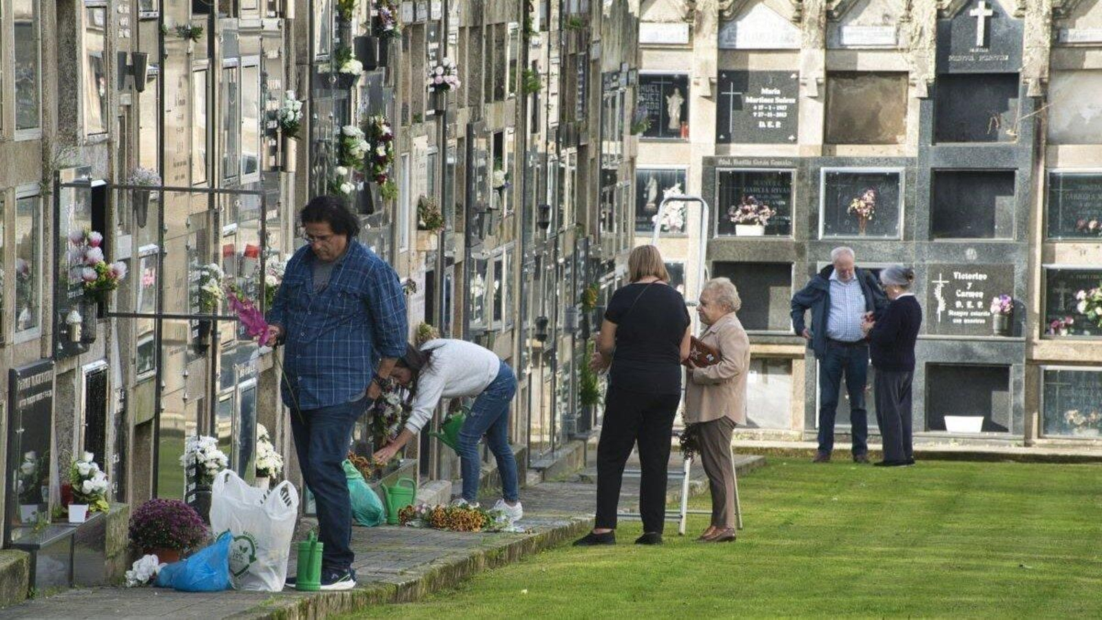 Muchas personas se acercaron ayer al cementerio de Bouzas para visitar las tumbas de sus seres queridos.