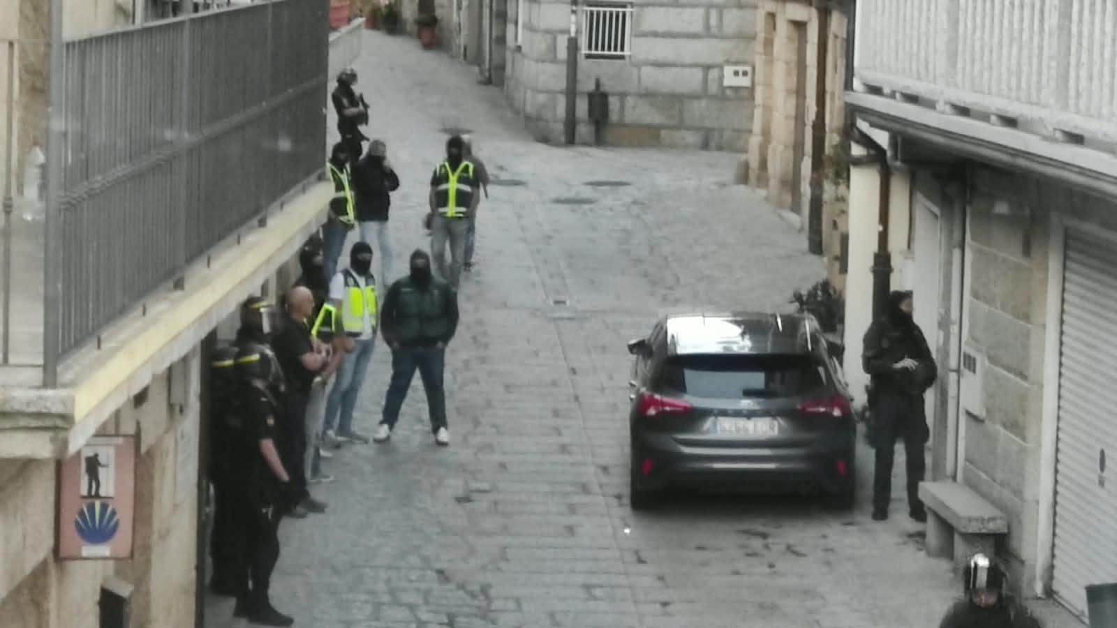 Agentes de las fuerzas de seguridad durante la inspección y registro del inmueble intervenido en Seixalbo