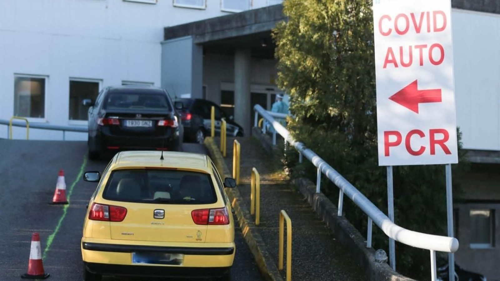 Entrada al covid auto para realizar pruebas de PCR durante la pandemia.